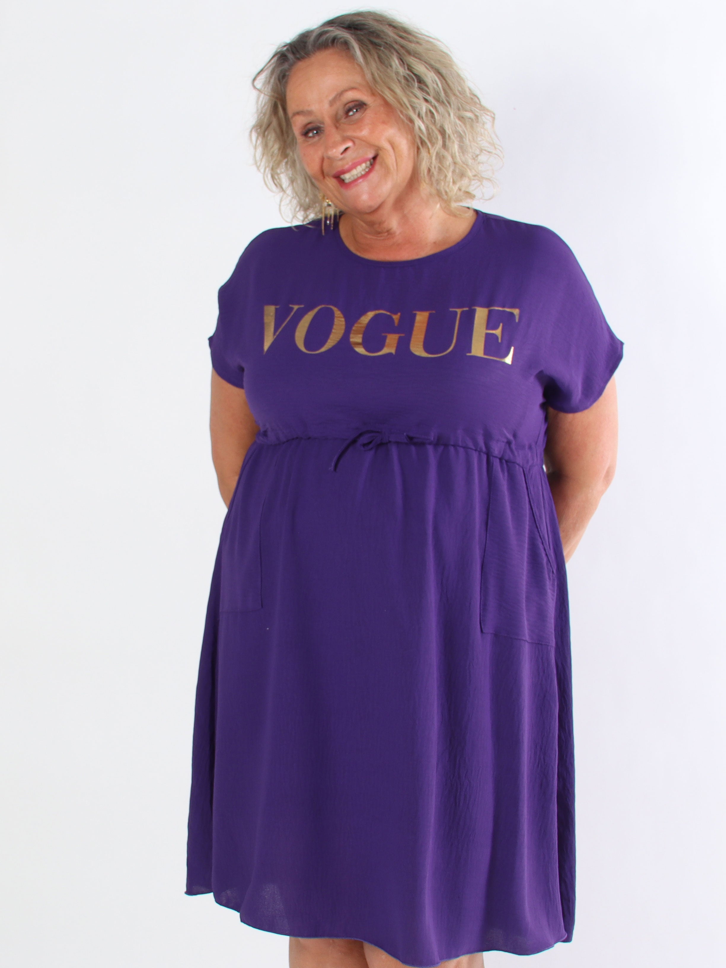 Ada - Söt klänning i plusstorlek med vogue över bröstet